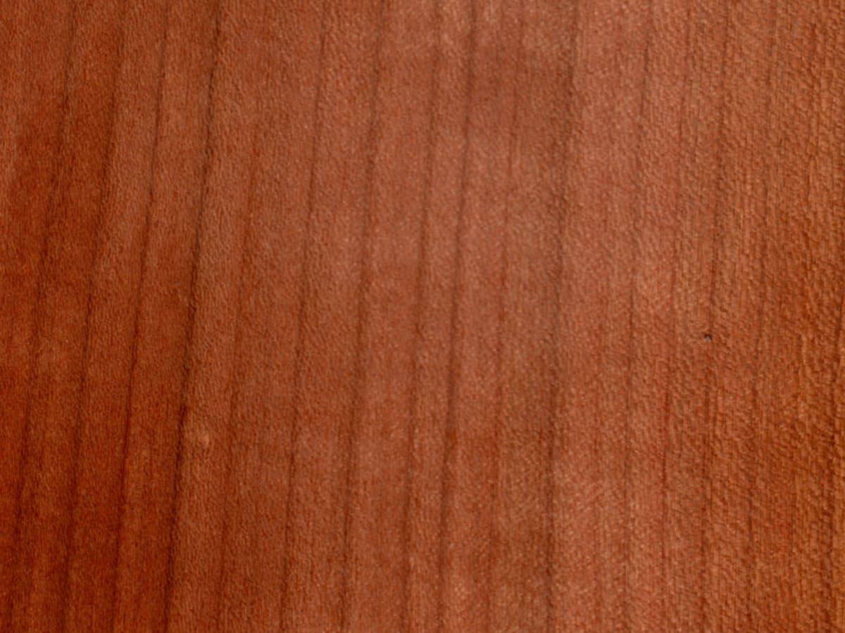 Фурнир од дрво на дива цреша (Prunus avium) со црвеникава, фино пругаста шара